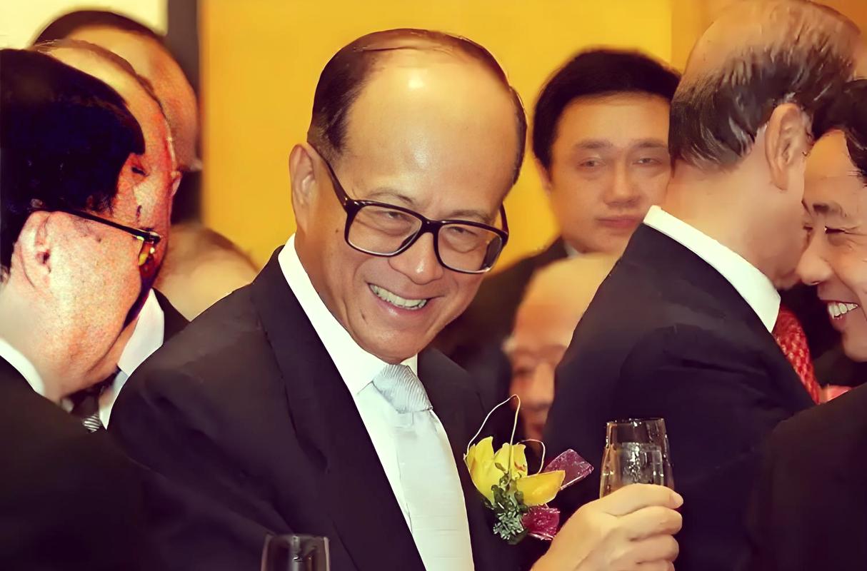 李嘉诚早年创业故事：从卖糖果到塑料花厂，